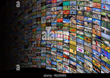 Gigante multimediale video widescreen e pareti di immagini Foto Stock