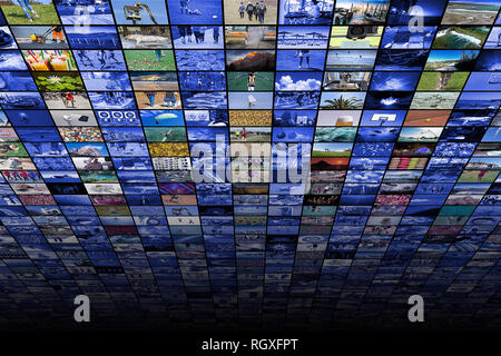 Gigante multimediale video widescreen e pareti di immagini Foto Stock