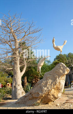 Ein Gedi, Mar Morto, Israele - 26 dicembre 2018: belli uccelli sculture nel giardino botanico di Ein Gedi kibbutz resort Foto Stock