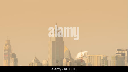 BANGKOK, Thailandia-gennaio 27, 2019 : l'inquinamento atmosferico. Cattiva qualità dell'aria riempita con polvere. Il riscaldamento globale da inquinamento atmosferico. Problema ambientale Foto Stock