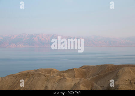 Vista panoramica del Mar Morto, sito israeliano. Vista dalla collina sopra della Cisgiordania a est. Oltre il mare è la costa di Giordania Foto Stock