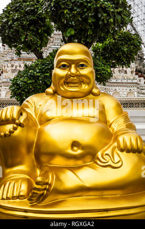 Sorridente Golden statua del Buddha, Wat Arun, Bangkok Foto Stock