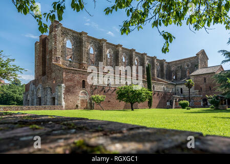 Vista dell'Abbazia di San Galgano dal lato destro con la parte del ricostruito chiostro Foto Stock