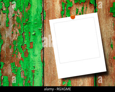Quadrato bianco instant photo frame su verde graffiato lo sfondo di legno Foto Stock