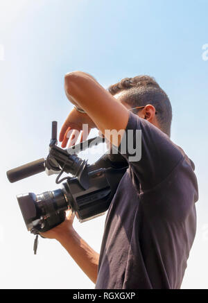 Il cameraman egiziano a lavorare in una crociera turistica nel fiume Nilo Foto Stock