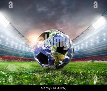 Pallone da calcio come un mondo. Messa a terra fornito dalla NASA. Foto Stock