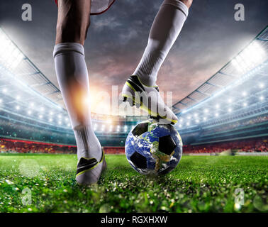 Giocatore con un pallone da calcio come un mondo. Messa a terra fornito dalla NASA. Foto Stock