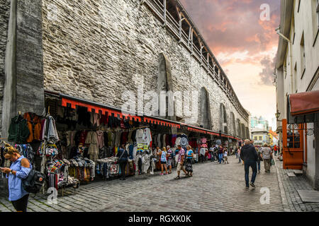 Tallinn, Estonia - 10 Settembre 2018: turisti shop un mercato all'aperto sotto le mura medievali della città di Tallinn, Estonia Foto Stock