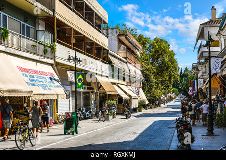 Olympia, Grecia - 16 Settembre 2018: turisti shop i mercati locali, negozi e caffè nel villaggio di Olympia, Grecia. Foto Stock