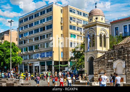 Athens, Grecia - 18 Settembre 2018: una frenetica di Ermou Street come taxi il rientro dei turisti di fronte alla chiesa ortodossa in Piazza Monastiraki Foto Stock