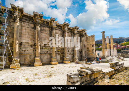 Athens, Grecia - 17 Settembre 2018: turisti passeggiata all'antica parete ovest di Adriano della Biblioteca all'Agora romana nei pressi del quartiere Plaka Foto Stock