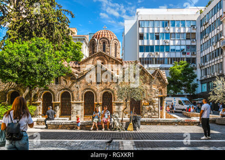 Athens, Grecia - 17 Settembre 2018: la chiesa di Panagia Kapnikarea, la chiesa più antica di Atene, situato nel quartiere dello shopping su Ermou Street. Foto Stock