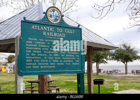 Atlantico al golfo Railroad, Florida Board di parchi e monumenti storici, segno che dettaglia il vecchio cross-ferrovie dello stato a Cedar Key, Florida, Stati Uniti d'America. Foto Stock