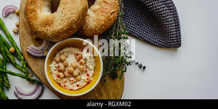 Bagel e hummus fotografata da sopra Foto Stock