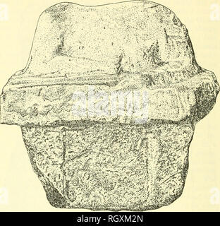 . Bollettino. Etnologia. 202 Bureau of American etnologia [Boll. 170. Figura 57.-Monumento n. 21. Monumento monumento 22 22 è rappresentato da due frammenti di scisto verde o gneiss, con resti di quella che deve essere stata molto design elaborato scolpite in bassorilievo. Il primo frammento trovato (pi. 51, b) era un irregolare scheggia di pietra, 2 piedi 1 pollici di lunghezza, che si rastrema dalla sua larghezza massima di 11 pollici e 7 cm di spessore. È stato trovato alla base della deriva di grigio sabbia, che si trova direttamente sulla eroso sur- faccia dell'argilla rossa PAC all'angolo sud-est della funzione A-l-e (sud-ovest della piattaforma) Foto Stock