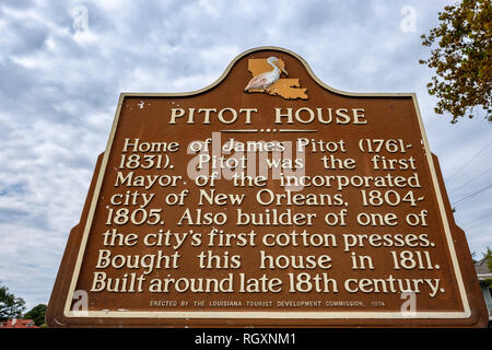Marcatore commemorative, casa di Pitot, casa di James Pitot, primo sindaco di incorporato città di New Orleans, costruita intorno al XVIII secolo. Foto Stock