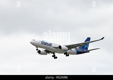 Air Transat aereo proveniente in Aeroporto Internazionale di Vancouver ruote di atterraggio verso il basso pronto per l'atterraggio. Foto Stock