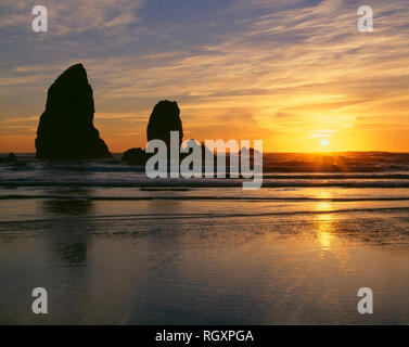 Stati Uniti d'America, Oregon, Cannon Beach, Tramonto e pile di mare chiamato gli aghi. Foto Stock