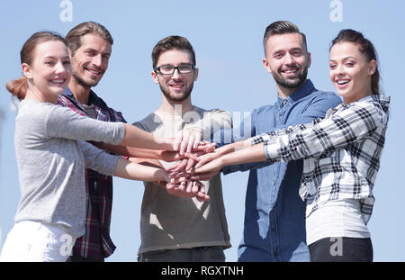 Un gruppo di giovani mostra la loro unità. Foto Stock