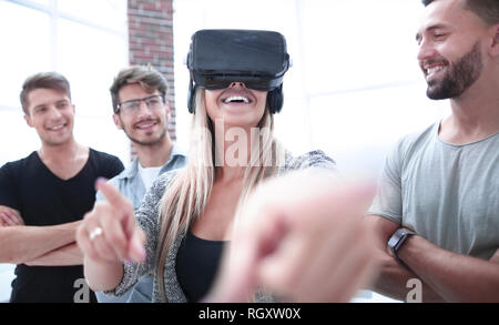 La ragazza di occhiali VR di realtà virtuale Foto Stock