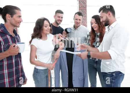 Progettisti che lavorano con i nuovi modelli di abbigliamento uomo Foto Stock