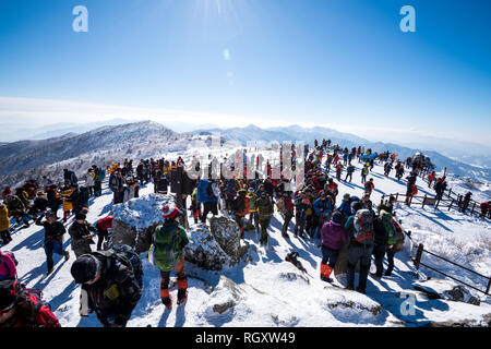 Persone escursionismo sul Monte Deogyusan in inverno Foto Stock