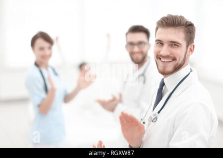 I medici battendo le mani e applaudire sul consenso Foto Stock