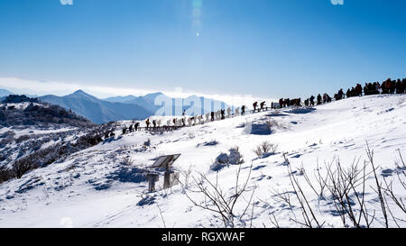 Persone escursionismo sul Monte Deogyusan in inverno Foto Stock