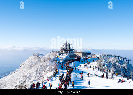 Persone escursionismo sul Monte Deogyusan in inverno Foto Stock