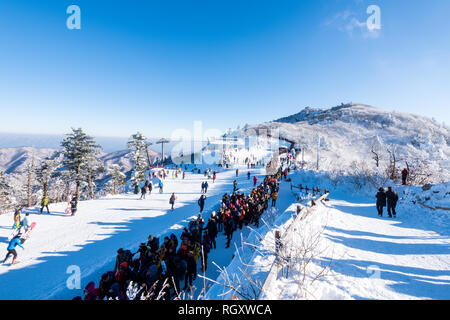 Persone escursionismo sul Monte Deogyusan in inverno Foto Stock