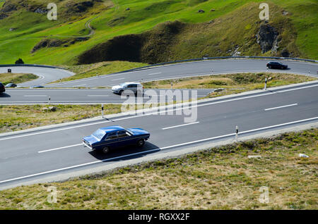 Strada di Montagna con vetture nei Grigioni, Svizzera. Foto Stock