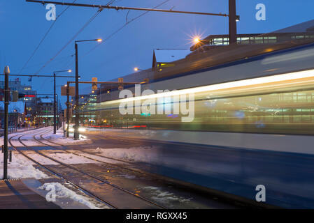 Il tram in Motion Blur in inverno a Zurigo, Svizzera. Foto Stock