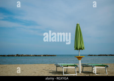 Due sedie a sdraio sulla San Benedetto del Tronto Spiaggia, mare Adriatico, Ascoli Piceno, Italia Foto Stock