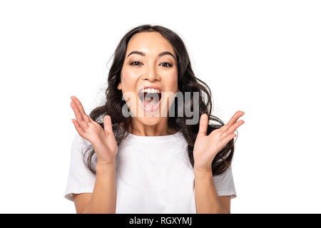 Emozionato sorridente donna asiatica con le mani alzate isolato su bianco Foto Stock