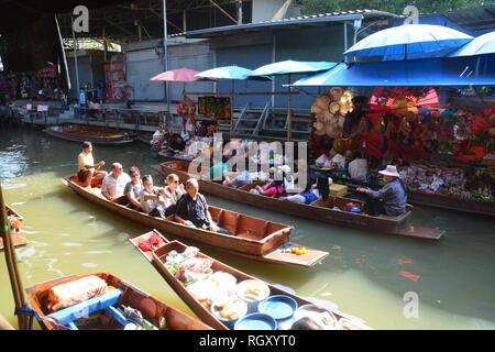 RATCHABURI,TAILANDIA- 13 maggio 2017 : Mercato Galleggiante di Damnoen Saduak è un luogo attraente per i turisti per vedere il modo tradizionale di vendita e acquisto Foto Stock