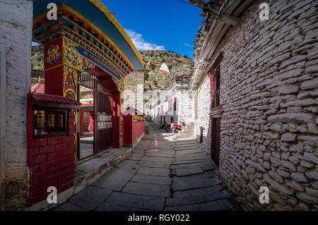 Piccolo vicolo che conduce oltre il cancello di ingresso del monastero nella città di Kali Gandaki valley Foto Stock