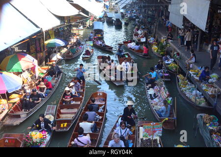 RATCHABURI,TAILANDIA- 13 maggio 2017 : Mercato Galleggiante di Damnoen Saduak è un luogo attraente per i turisti per vedere il modo tradizionale di vendita e acquisto Foto Stock