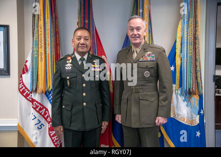 Marine Corps gen. Joe Dunford, presidente del Comune di capi di Stato Maggiore, ospita il suo omologo Capo della difesa della Royal Thai Forze Armate gen. Ponpipaat Benyasri al Pentagono, 29 gennaio, 2019. DoD Foto di Marina Petty Officer 1. Classe Dominique A. Pineiro Foto Stock