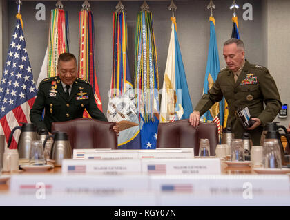 Marine Corps gen. Joe Dunford, presidente del Comune di capi di Stato Maggiore, ospita il suo omologo Capo della difesa della Royal Thai Forze Armate gen. Pornpipat Benyasri al Pentagono, 29 gennaio, 2019. DoD Foto di Marina Petty Officer 1. Classe Dominique A. Pineiro Foto Stock