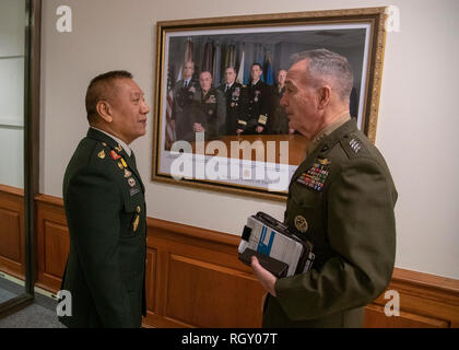 Marine Corps gen. Joe Dunford, presidente del Comune di capi di Stato Maggiore, ospita il suo omologo Capo della difesa della Royal Thai Forze Armate gen. Ponpipaat Benyasri al Pentagono, 29 gennaio, 2019. DoD Foto di Marina Petty Officer 1. Classe Dominique A. Pineiro Foto Stock