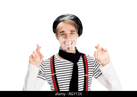 Francese sorridente man in black sciarpa e berretto tenendo le dita incrociate isolato su bianco Foto Stock