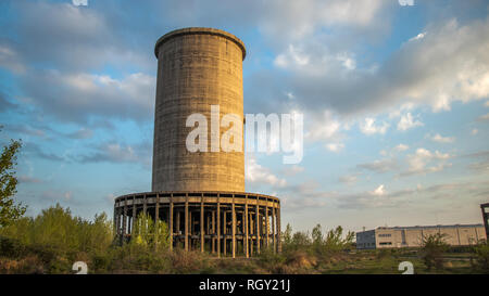 Un edificio industriale rovinato e boccole Foto Stock