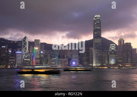 Lo Star Ferry, Skyline, Centro finanziario internazionale (IFC), Victoria Harbour di notte, Isola di Hong Kong, Hong Kong, Cina Asia Foto Stock