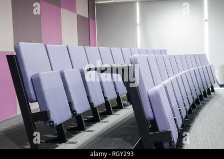 Aula magna con sedie grigio in università Foto Stock