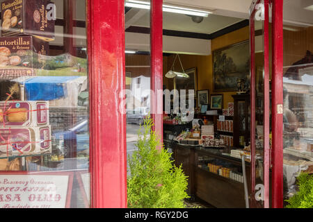 Store vista di Casa Olmo, il cantabrico prelibatezze tradizionali maker, fondata nel 1908 (Ontaneda, Corvera de Toranzo, Valles Pasiegos, Cantabria, Spagna) Foto Stock