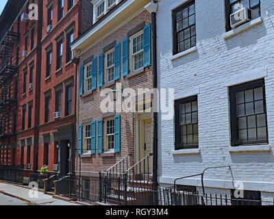 Strada residenziale nel Greenwich Village di New York, con edifici storici da 1820s Foto Stock