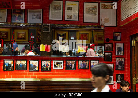 Buenos Aires Stato/Argentina 25/06/2014. Persone presso la Pizzeria Güerrin la più famosa pizza shop a Buenos Aires in Argentina. Foto Stock