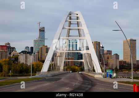 Edmonton, Alberta, Canada - 25 Settembre 2018: vista panoramica della splendida città moderna durante una giornata di sole. Foto Stock