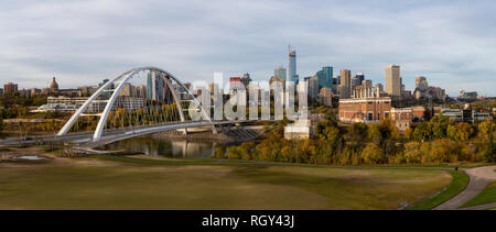 Edmonton, Alberta, Canada - 25 Settembre 2018: vista panoramica della splendida città moderna durante una giornata di sole. Foto Stock