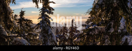 Bellissima vista panoramica paesaggio canadese vista durante un colorato tramonto in inverno. Preso dalla parte superiore del Mnt Harvey, a nord di Vancouver, BC, Canada. Foto Stock